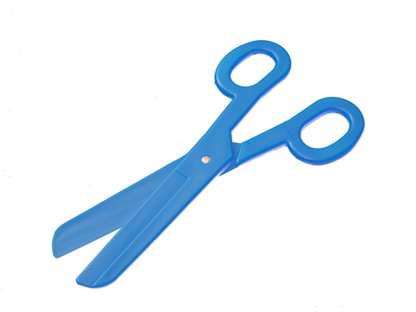 蓝色塑料剪刀剪纸的剪刀