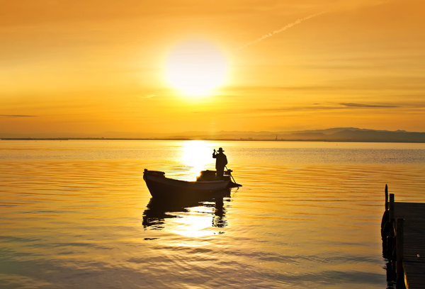 夕阳与海面上的小船图片
