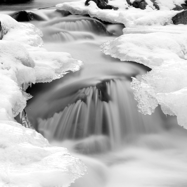 小溪流水与冰雪图片
