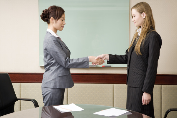 握手合作的商务女性图片