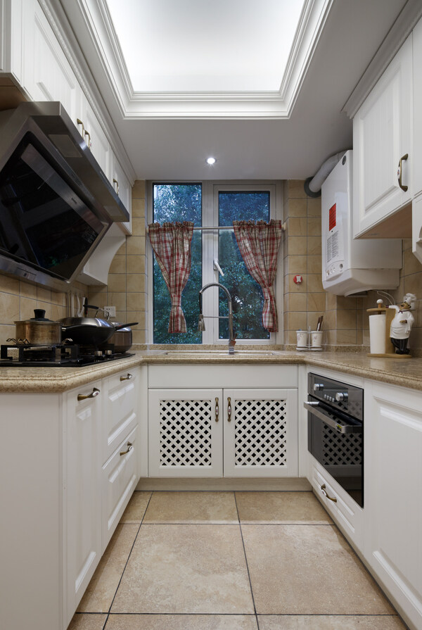 经典北欧风厨房白色橱柜装修效果图