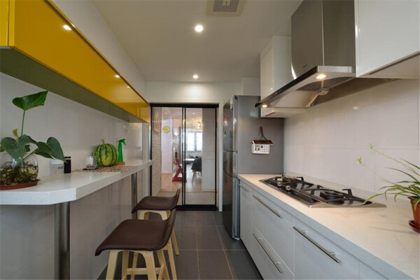 现代时尚厨房黄色柜子室内装修效果图