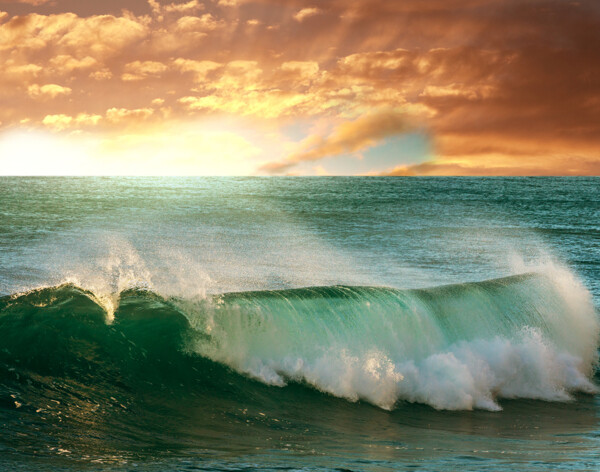 夕阳涨潮的海水图片