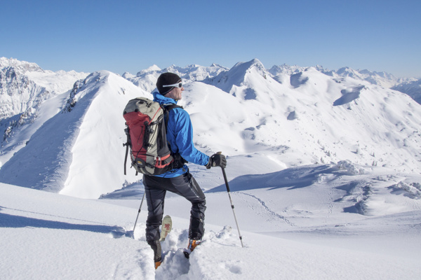 雪地滑雪人物摄影图片