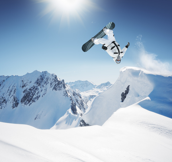 跃起的滑雪者图片