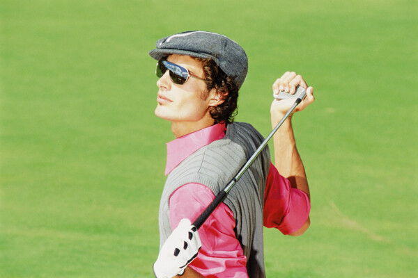手握高尔夫球杆的时尚男性