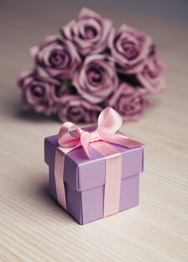 紫色礼盒与花朵图片