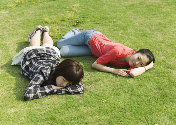 草地上的美女大学生图片