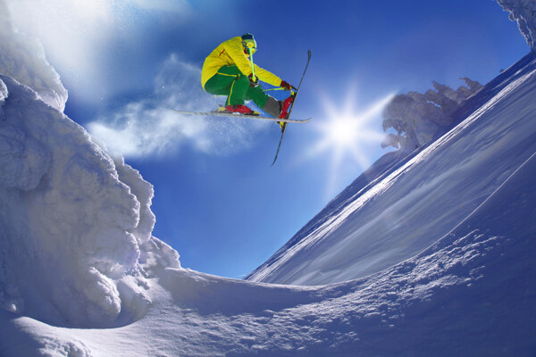 雪山与滑雪人物图片