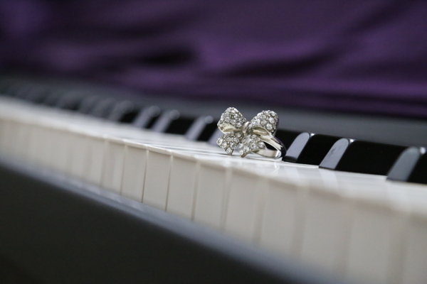 钢琴与戒指图片
