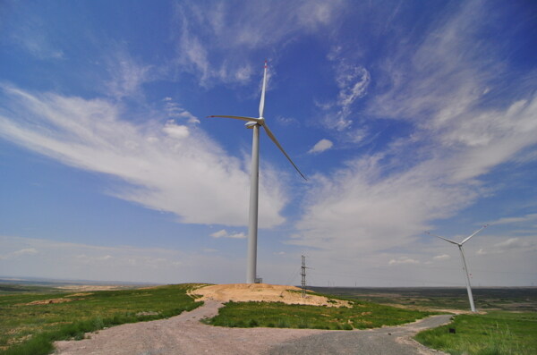 蓝天下的风力发电图片