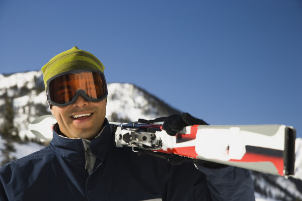 健康滑雪工具的开心男人图片