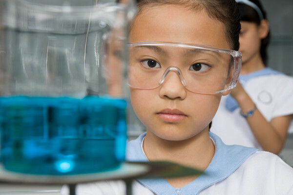 化学课戴防护镜的女孩图片
