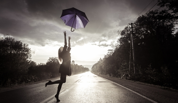公路雨傘女人風(fēng)景
