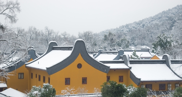 雪中的寺庙