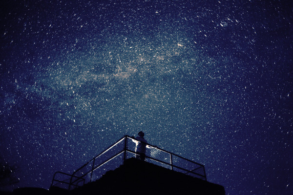 夜间观看星空