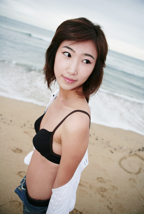 沙灘上的性感美女圖片