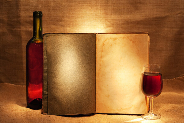 红酒与书本图片