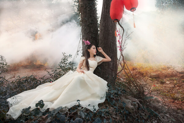 美女白色婚莎户外森林清晨图片