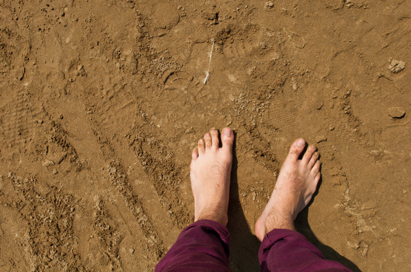 赤脚在海滩上