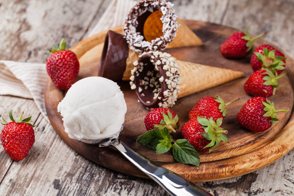 草莓与巧克力冰淇淋图片
