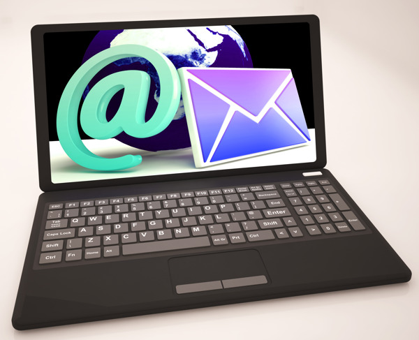 在笔记本电脑的电子邮件符号显示在线邮件