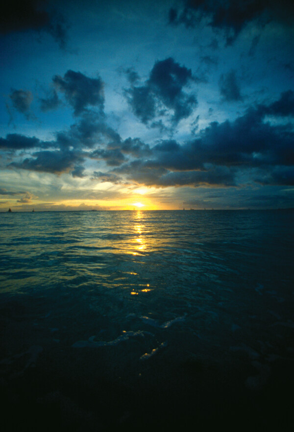 大海上的夕阳美景图片