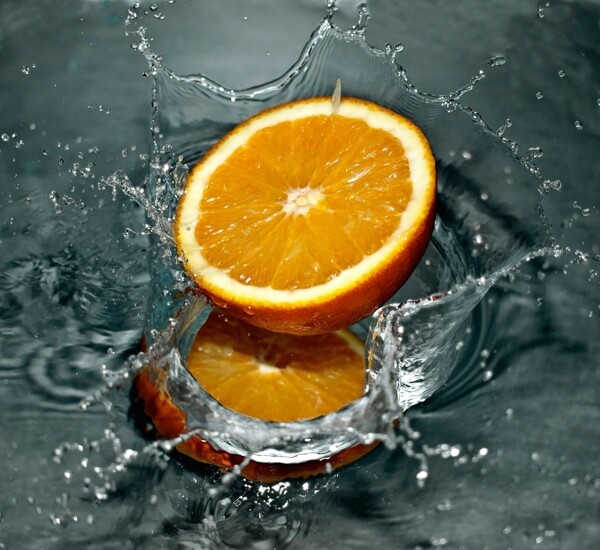 溅起水花的橙子