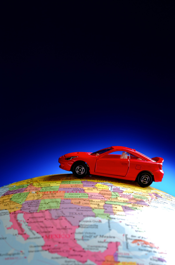 地球仪上的小汽车图片