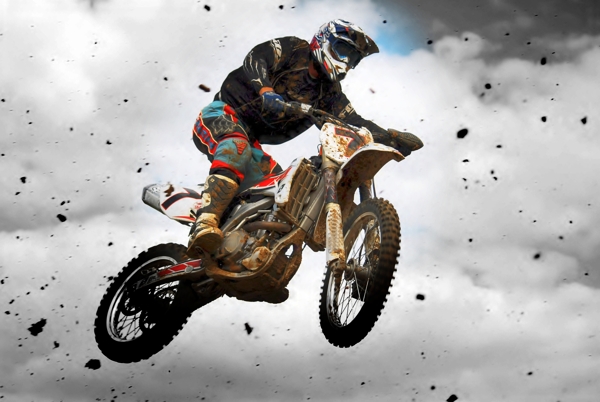 跳跃的越野摩托车和飞起的泥土图片