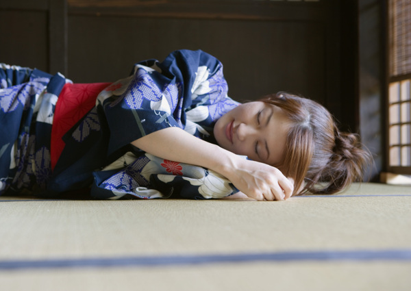 躺着的日本美女图片