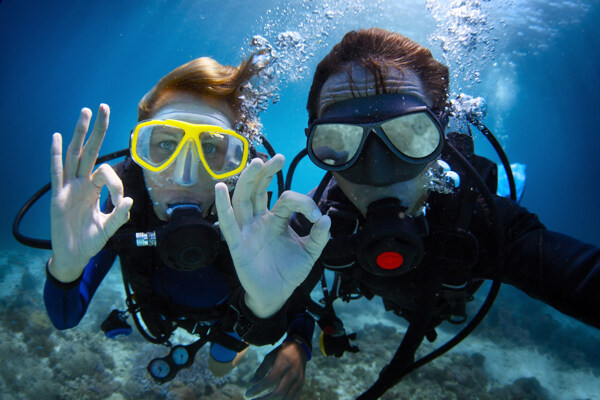 海中打OK手势的潜水员图片