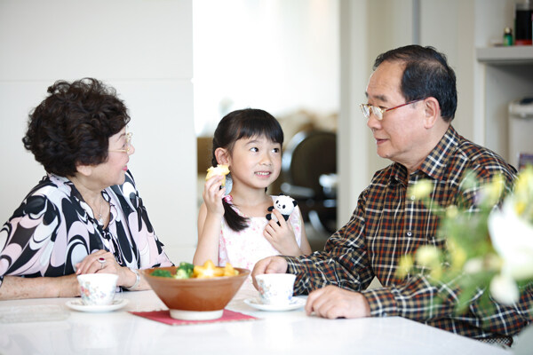 現(xiàn)代都市家庭幸福家庭一家三口野外渡假戶外生活美滿生活