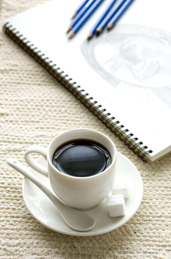 咖啡杯与素描本图片