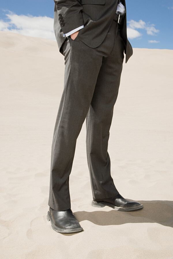 站在沙漠中的男人图片