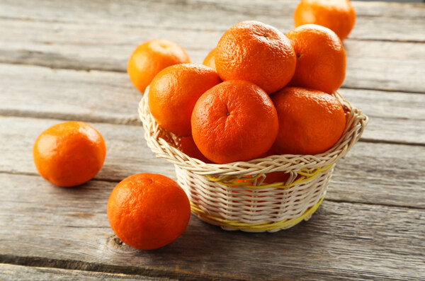 水果篮里的橘子图片