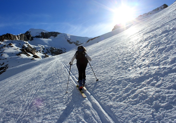 雪景和滑雪人物图片