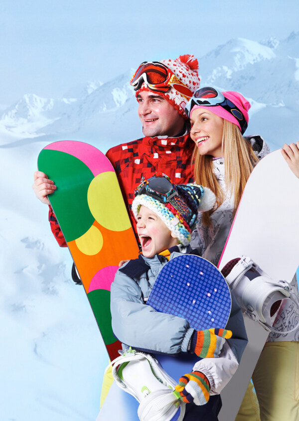 拿着滑雪工具的一家人图片
