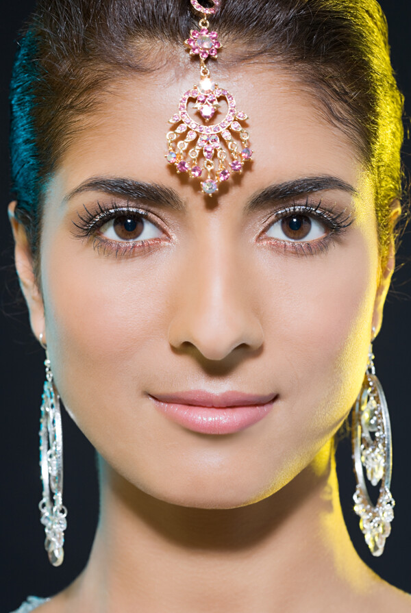 戴珠宝的印度美女图片