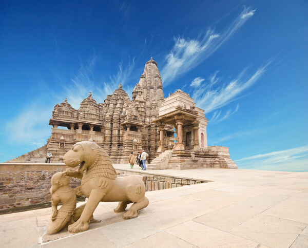 蓝天下的狮子与印度建筑图片