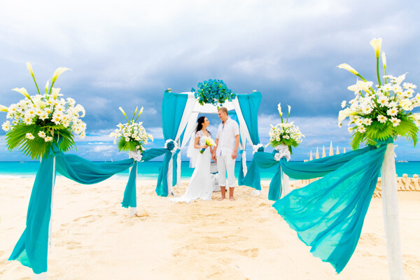 沙滩举行婚礼的新人图片