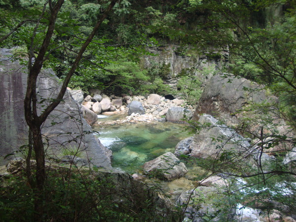 山涧溪流图片