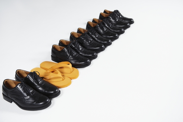 黑色皮鞋和黄色拖鞋图片