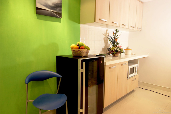 色调明快的绿色厨房
