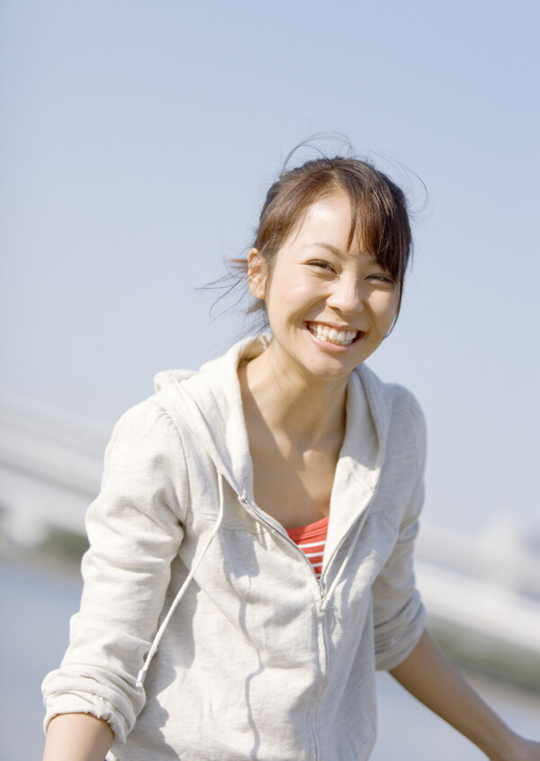 開(kāi)心笑容的時(shí)尚美女圖片