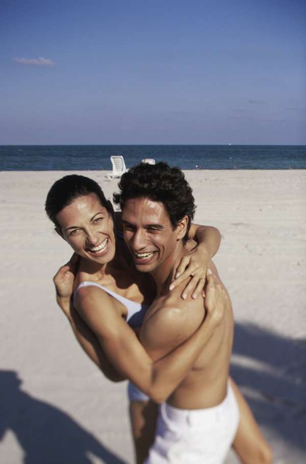 沙滩上拥抱的外国夫妻图片