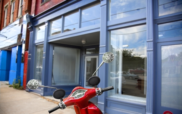 蓝色的房子摩托车红色裤子店门面