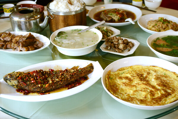 餐桌上的美食圖片