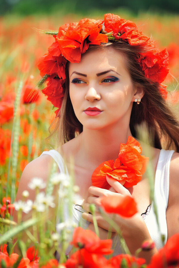 红色花丛中的美丽女孩图片
