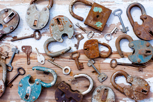 老旧钥匙与锁